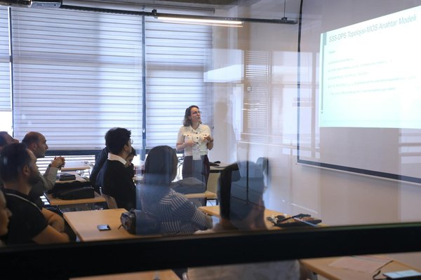 Comment le rack mi-lourd d'occasion révolutionne la gestion des entrepôts